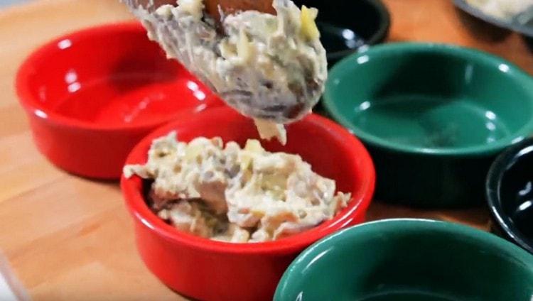 We spread the julienne in the cocotte maker.