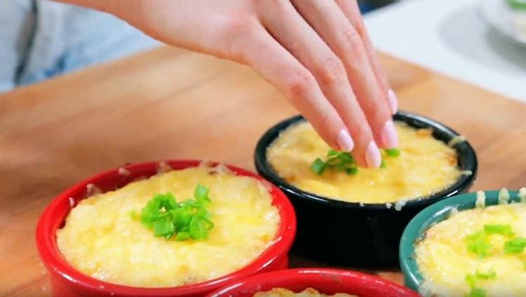 Ready chicken julienne can be sprinkled with fresh herbs.