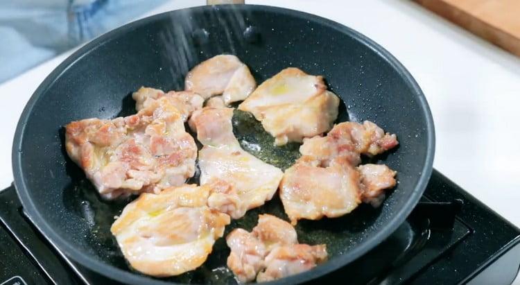 Fry the meat on both sides, salt.