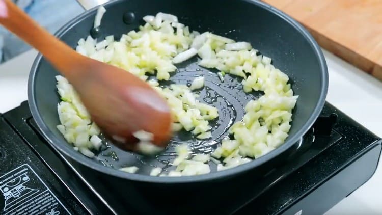 Fry the onion in vegetable oil.