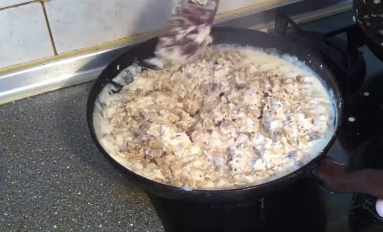 Spread previously prepared ingredients in the sauce and mix.