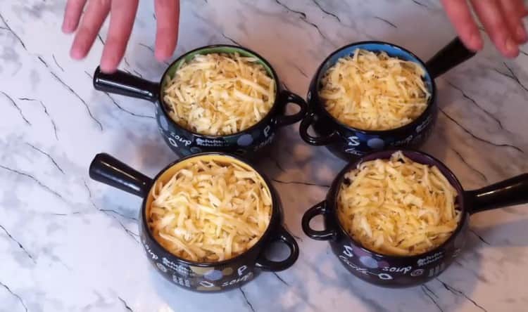 Sprinkle the dish with grated cheese.