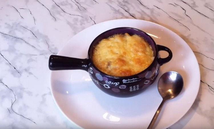 Fragrant julienne with chicken and mushrooms is ready.