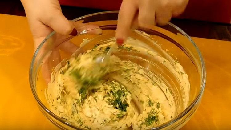 Add dill to the stuffing from the yolks and mix.