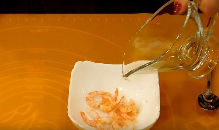 pour boiled shrimp with olive oil, salt and pickle for several minutes.