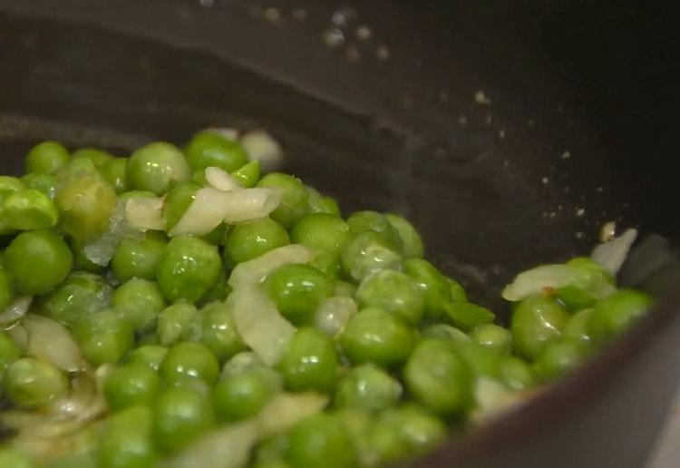 Fry vegetables to make noodles