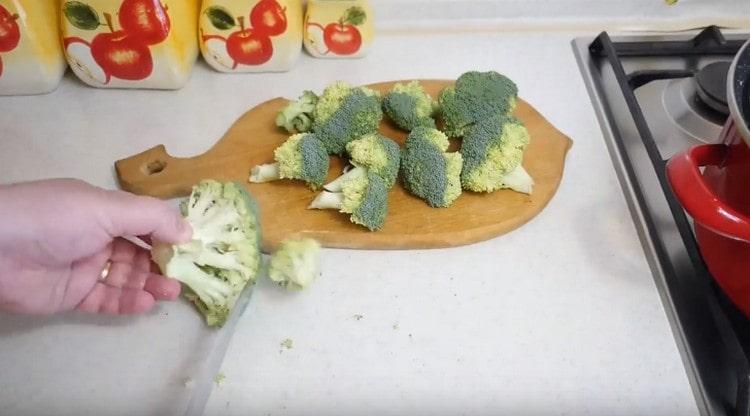 We divide broccoli into inflorescences.