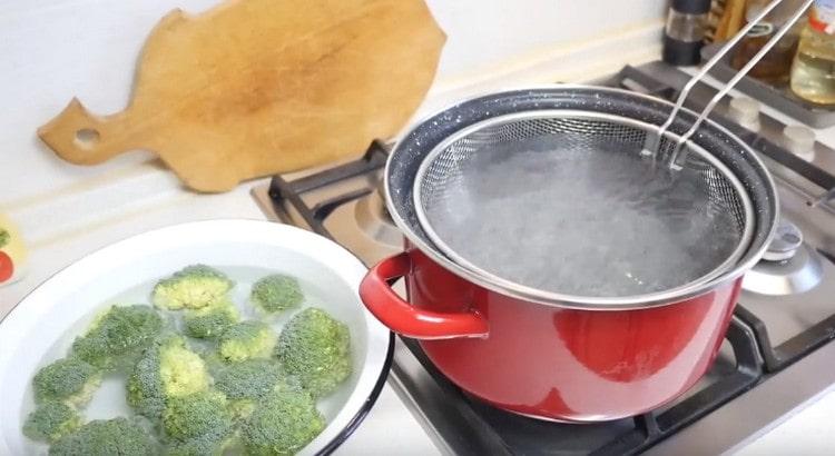 We wash the broccoli inflorescences.