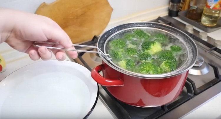 We spread broccoli in boiled salted water.