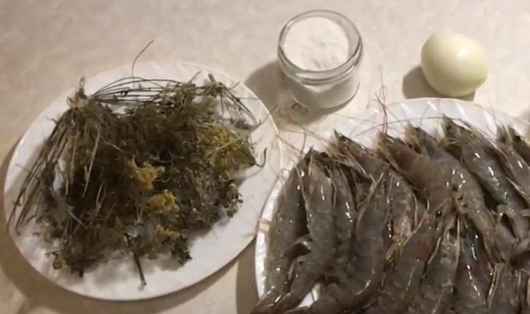 We clean the onion and make an incision on it.