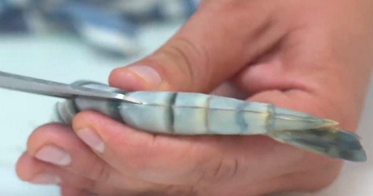 We cut the carapace with scissors or a knife.