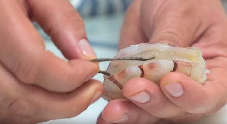 We remove the esophagus from the shrimp.