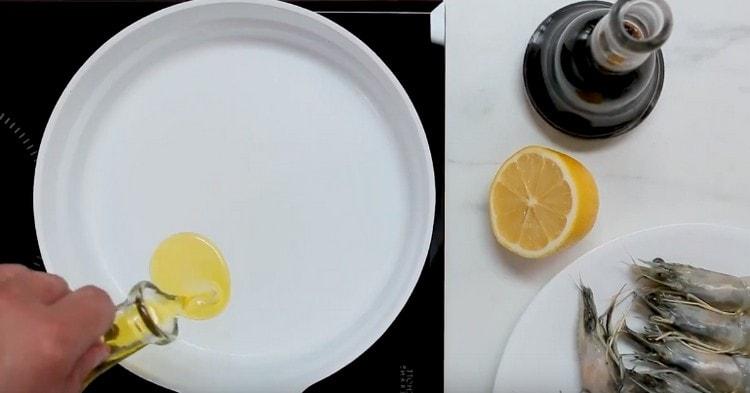 We heat the pan, pour the vegetable oil.