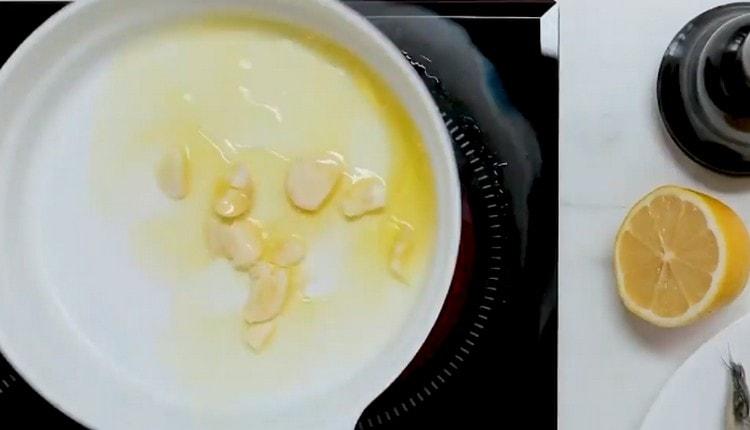 Spread the garlic in the pan.