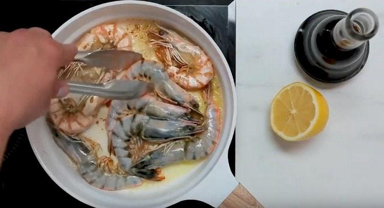 Fry shrimp on both sides.