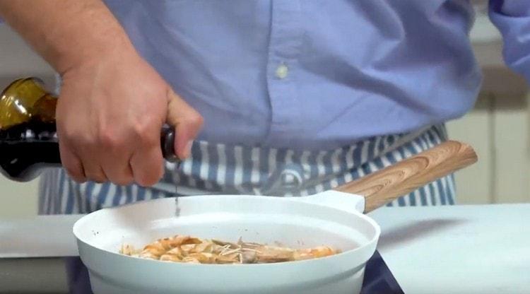 Salt the shrimp, add the soy sauce.