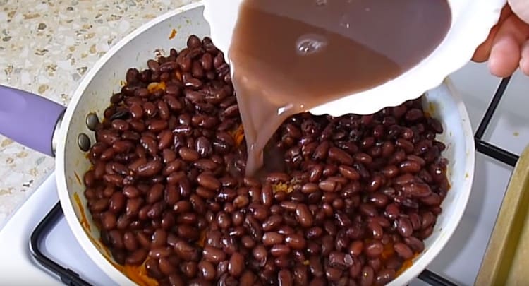 We spread the beans in the pan, add the remaining broth from it.