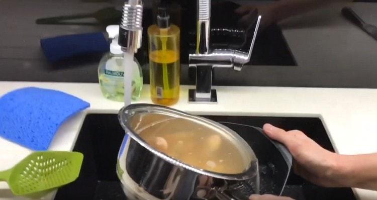 Drain the water, put the shrimp in a colander.