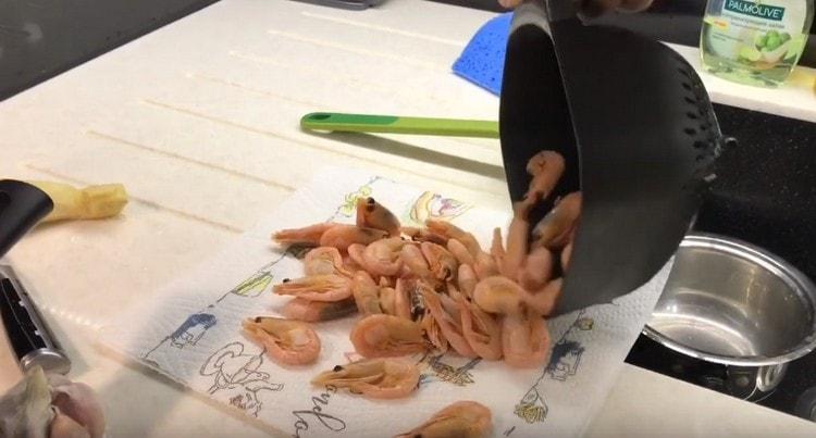 Then we transfer seafood on a towel to get rid of moisture.