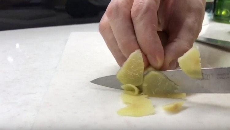 Cut the ginger root into thin slices.