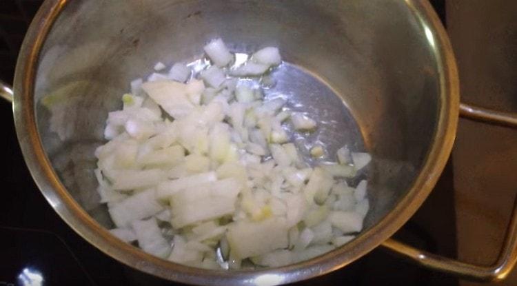 Fry the onion in a saucepan with a thick bottom.