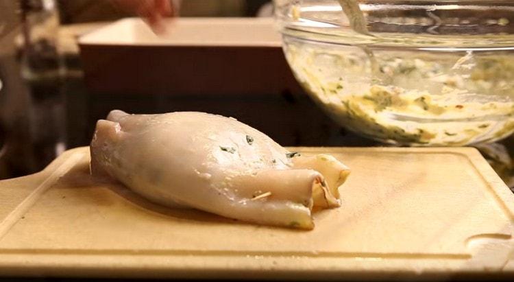 We fasten the squid with toothpicks so that the filling does not leak when baking.