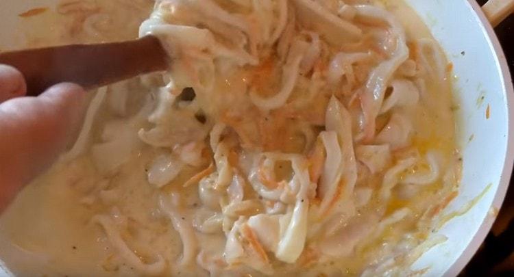 Minutes 7 stew squids in sour cream under the lid.