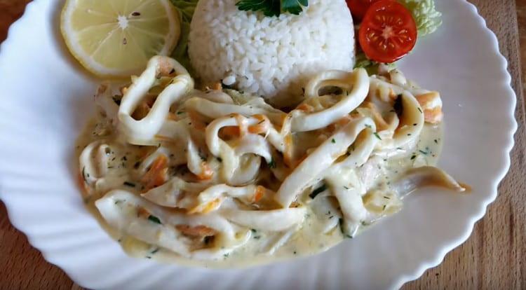 Squid in sour cream with onions is a wonderful addition to any side dish.