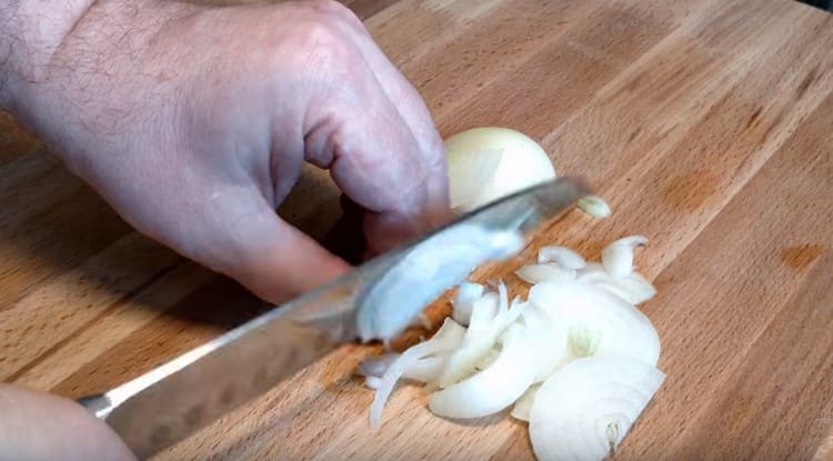 Onion cut into half rings.