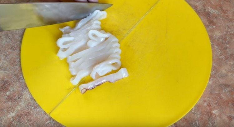 Cut the squid into rings.