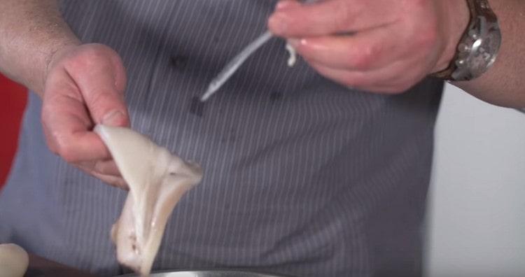 We clean squids, cut carcasses and remove the insides.