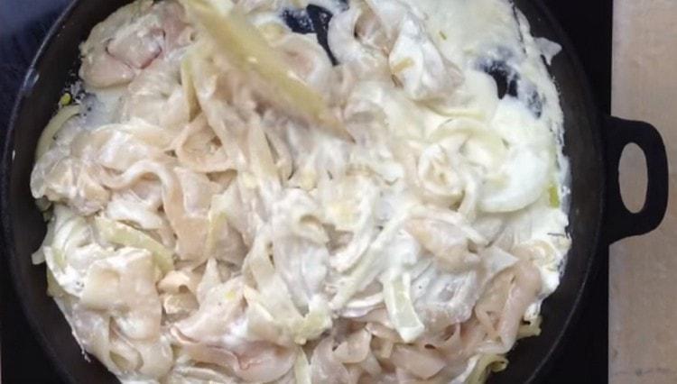 Stir the ingredients, salt, pepper and simmer under the lid.