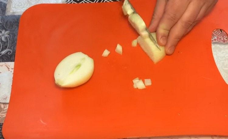 Finely chop the onion.