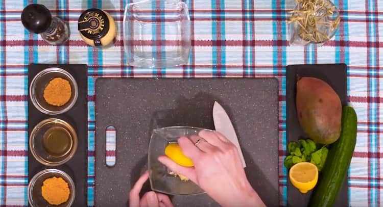 Squeeze the juice of half a lemon to ginger.