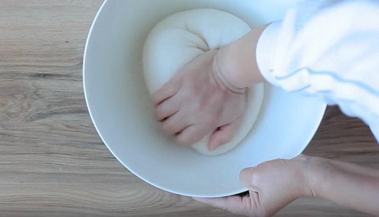 Now you need to knead the dough again for 2-3 minutes.