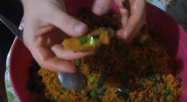 We make cutlets from the resulting lentil minced meat.