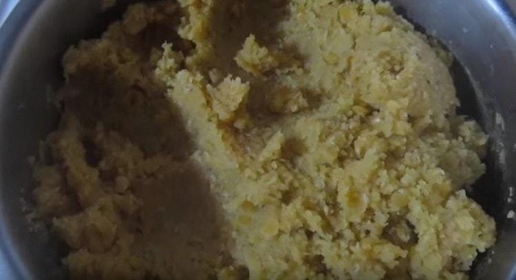 Add bulgur to the lentils and mix quickly.