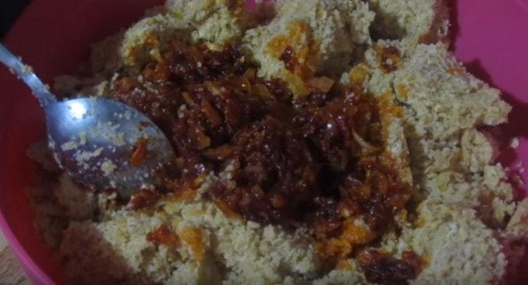 Add the fried onions to the lentil mass.