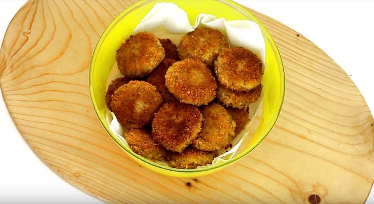 it is advisable to transfer ready-made meatballs from pearl barley to napkins to get rid of fat after frying.