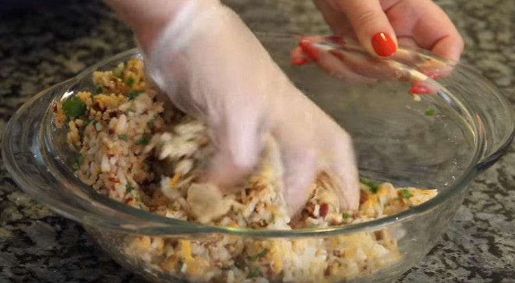 Stir the minced meat thoroughly.