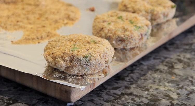 We form cutlets and roll them in breadcrumbs.