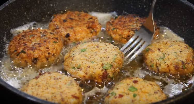 Fry cutlets in vegetable oil on both sides.
