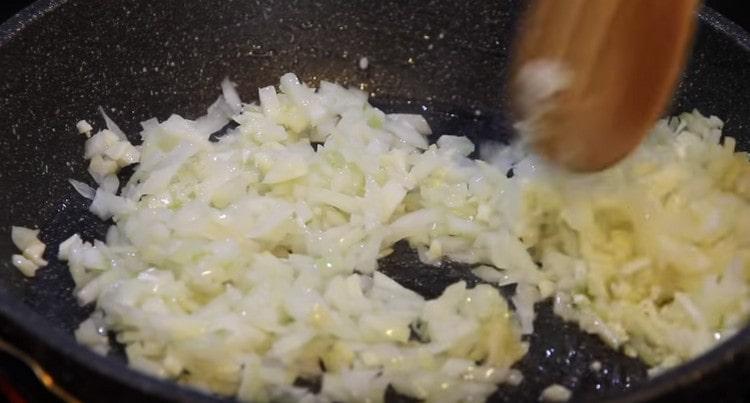onion with garlic, passer in a pan.