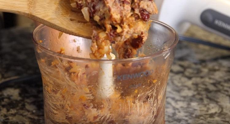 Add the fried vegetables to the beans and again interrupt with a blender.