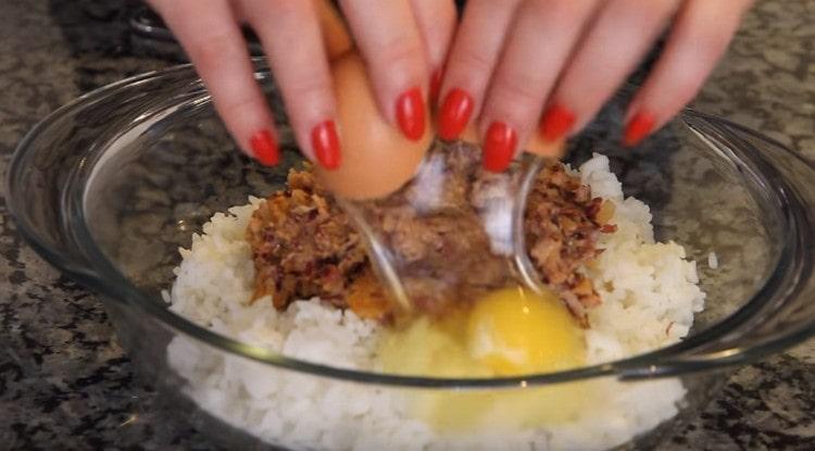 We beat the egg into the minced meat.