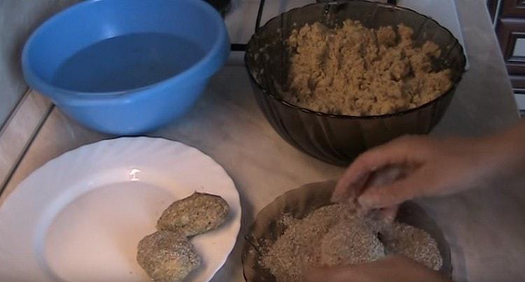 We form cutlets and bread them in bran.
