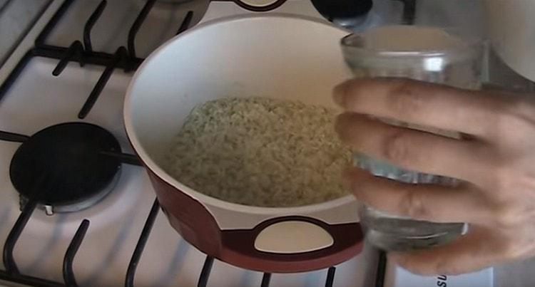 Add salt, boiling water.