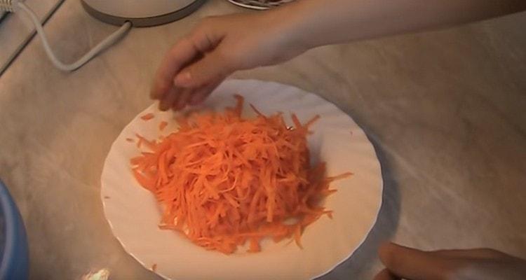 Rub the carrots on a grater.
