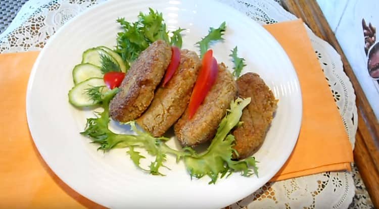 Lentil cutlets from lentils can be served with vegetables.