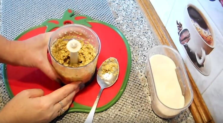 First, using a blender or meat grinder, grind the lentils themselves.